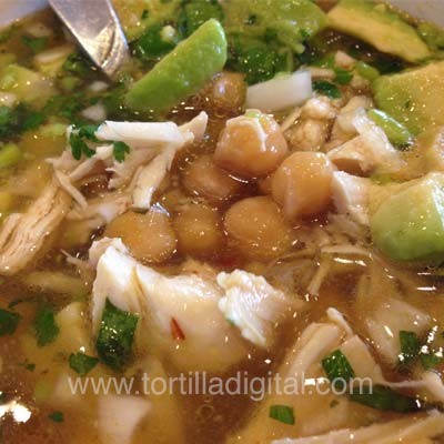 Caldo tlalpeño con tuna