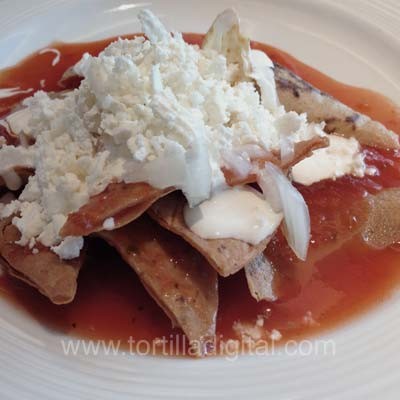 Chilaquiles al chile pasilla