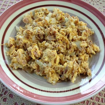 Huevos con atún