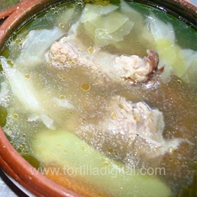 Mole de olla con espinazo