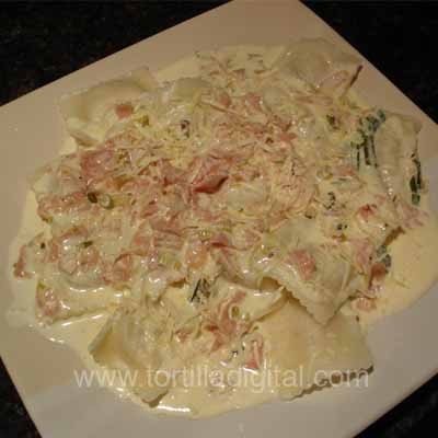 Ravioles en crema de pollo