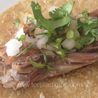 Tacos de carne deshebrada